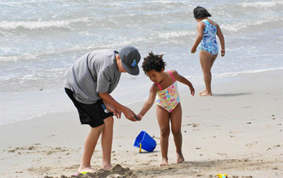 Kids playing in Ventura, by Michael Schultz