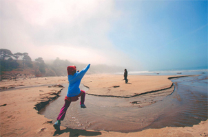 Happy Kids, Bowling Ball Beach, © Kurt Fuchs
